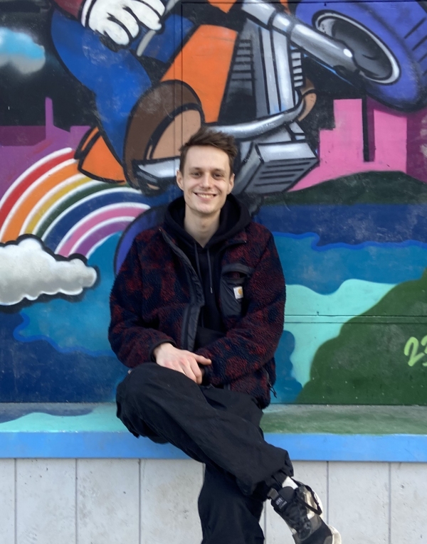 Foto von Nils Benkert vor dem Super Mario Graffiti an der Fassade der Chilling Area