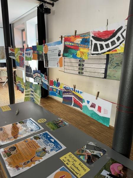Bilder und Kunstwerke der KiKU Kinder ausgestellt im Saal des Jugendzentrums.