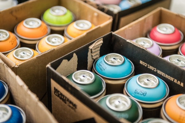 Nahaufnahme von Graffitidosen in Kartons