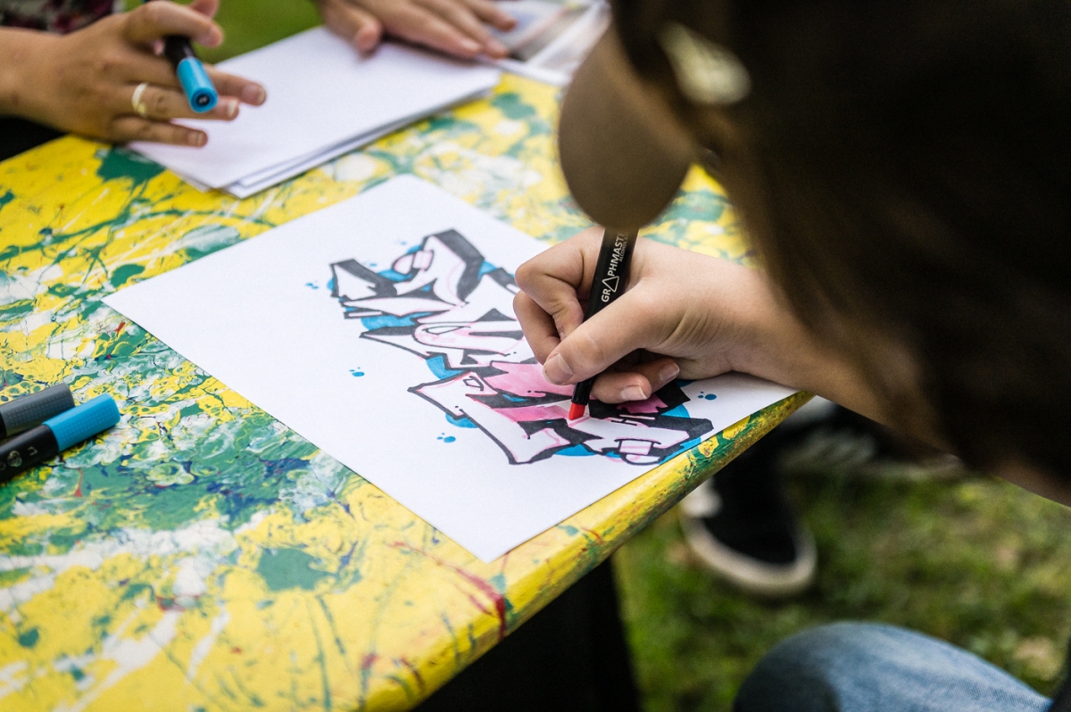 Nahaufnahme einer Zeichnung eines Graffittags auf Papier