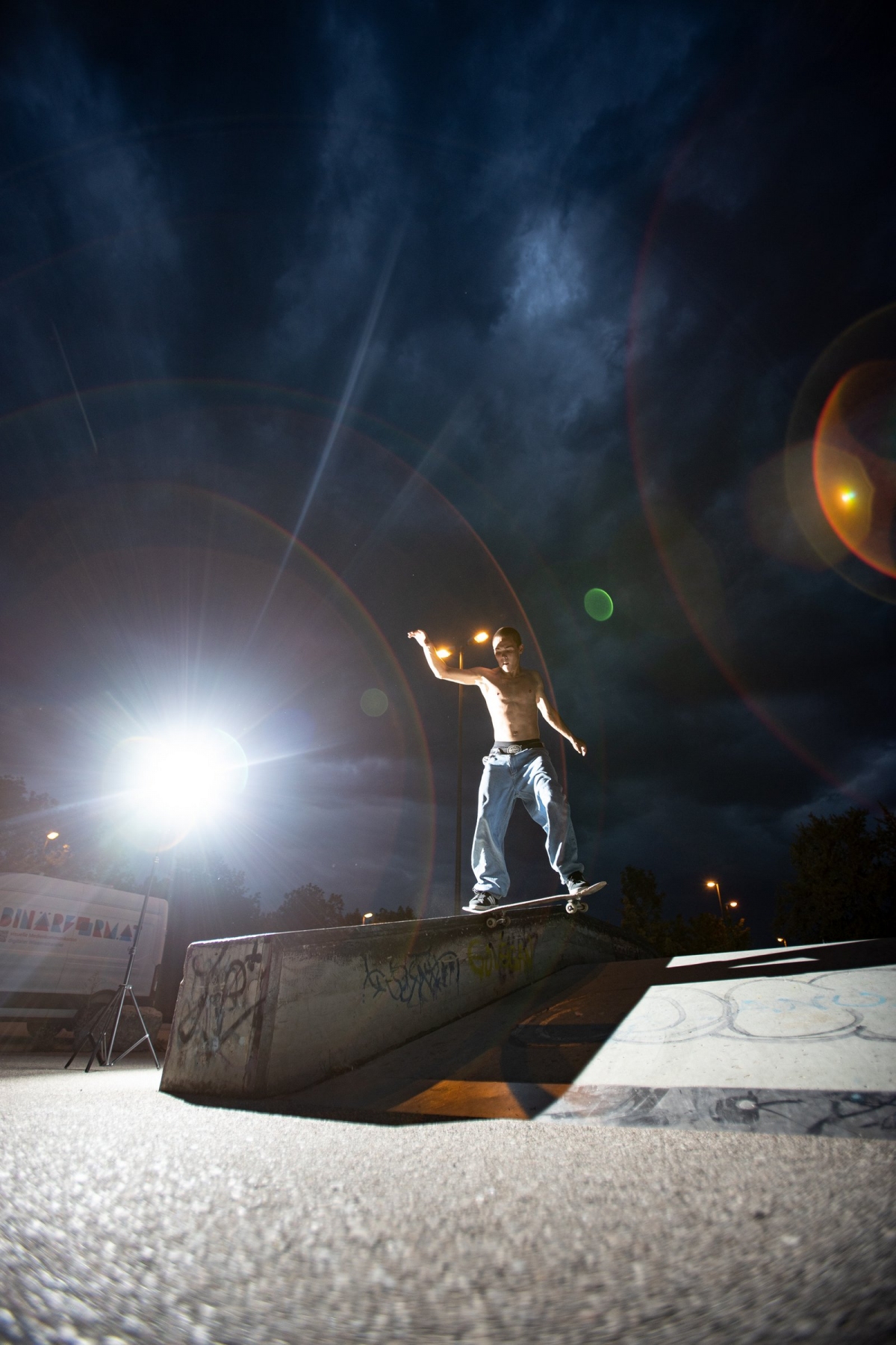 Skater bei Nacht am Skatepark