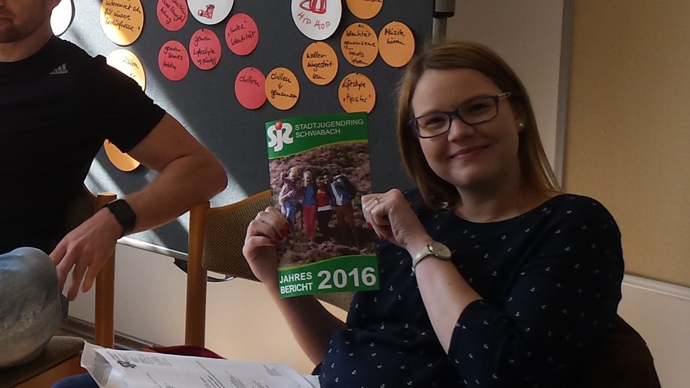 Steffi aus dem Vorstand hält einen Jahresbericht in die Kamera.