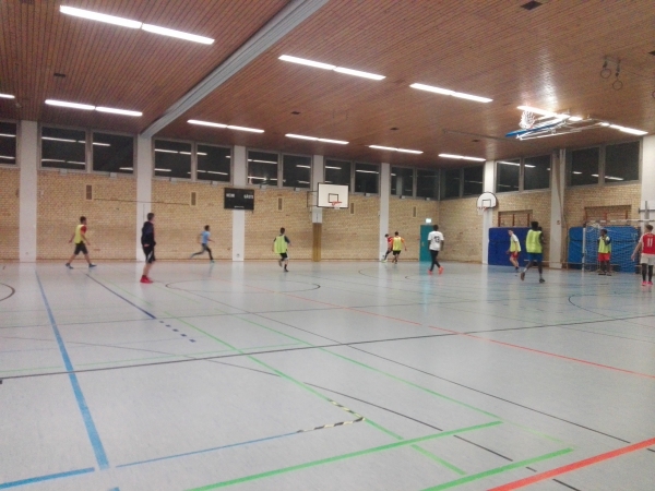 Bild von Sports@Night. Zu sehen ist die Turnhalle uns Personen, die Fußball spielen.