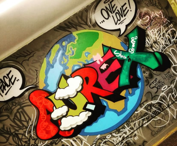 Bild von buntem Grafitti mit der Aufschrift "Aurex, One Love, Peace" auf einer Weltkugel