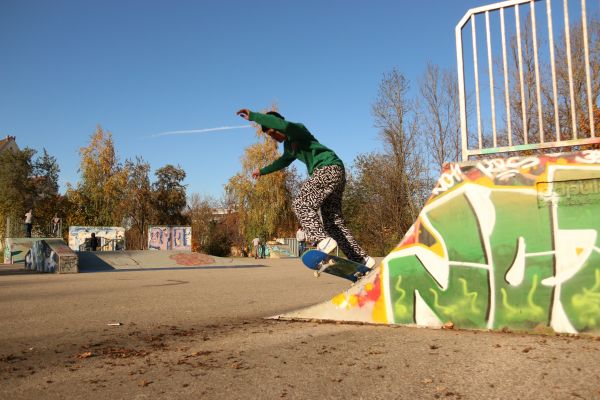 Bild eines Skaters, der einen Trick an der Rampe am Skatepark in Schwabach macht.